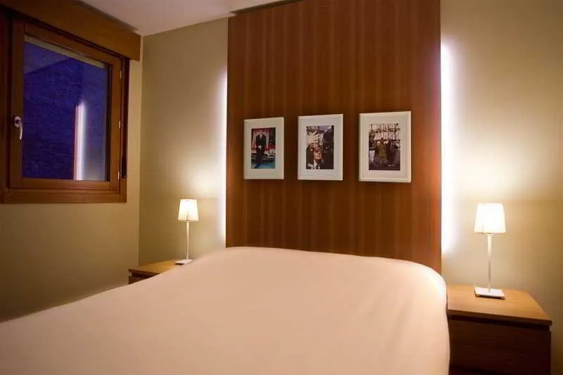 APARTMENT CAPACITY 8 THREE BEDROOMS Room, Apartment in Chamberí, Madrid