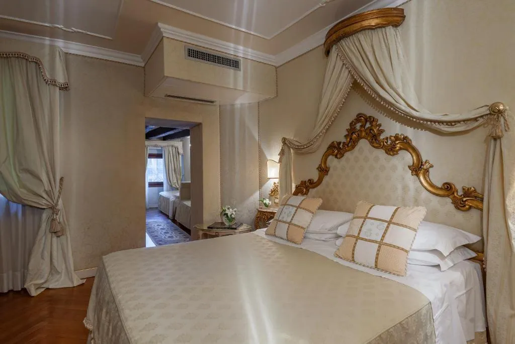 JUNIOR SUITE CAPACITY 4 Room, Antico Doge - a Member of Elizabeth Hotel, Venice