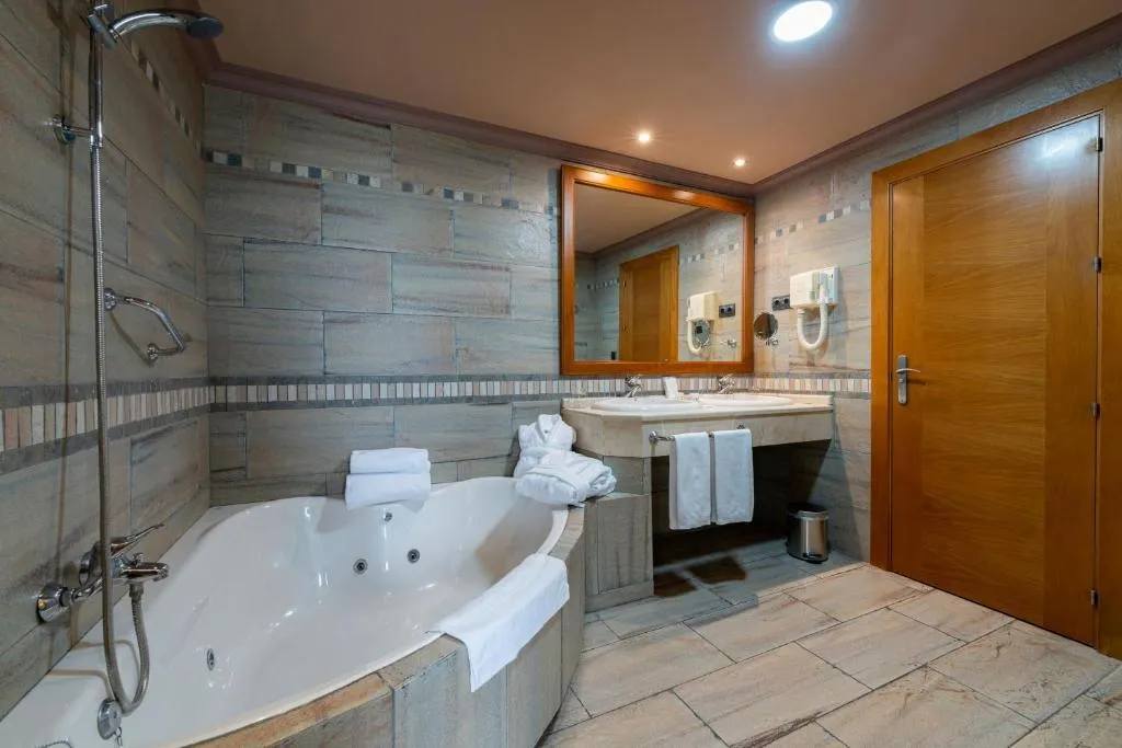 JUNIOR SUITE DELUXE Room, Silken Antequera Hills, Andalucia