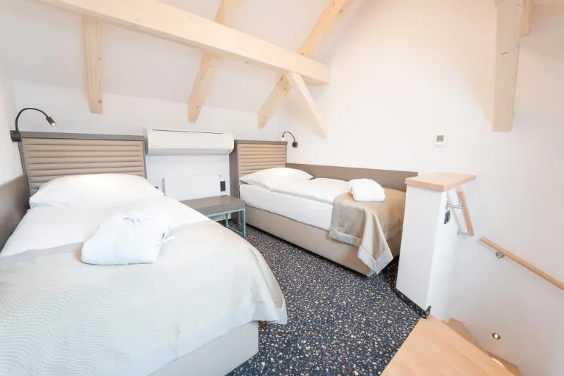 QUADRUPLE TWO BEDROOMS ONE BATHROOM Room, EA Hotel Embassy Prague, Prague