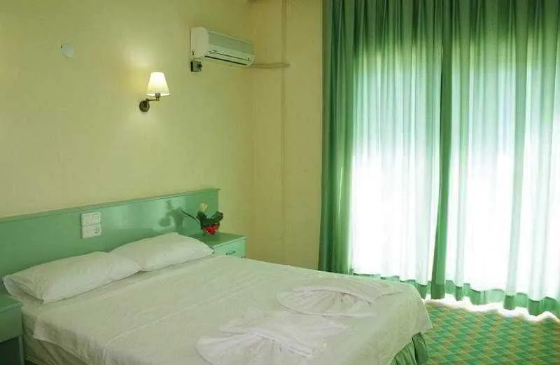 Room, Banana, Dalaman