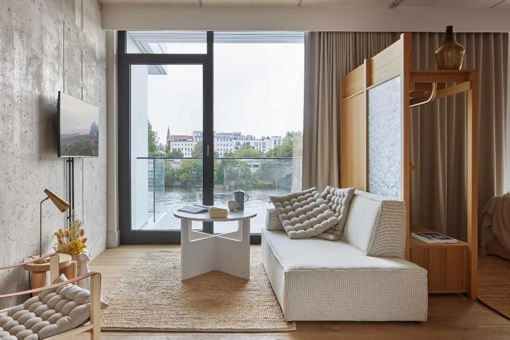APARTMENT ONE BED Room, Locke at East Side Gallery, Friedrichshain, Berlin