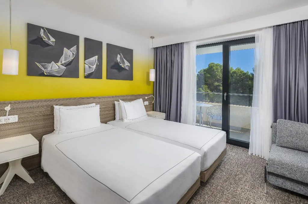 DOUBLE SUPERIOR POOL VIEW Room, Park Plaza Arena Pula, Istria