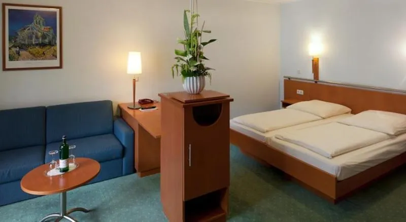 QUADRUPLE STANDARD Room, Air in Berlin Hotel, Berlin