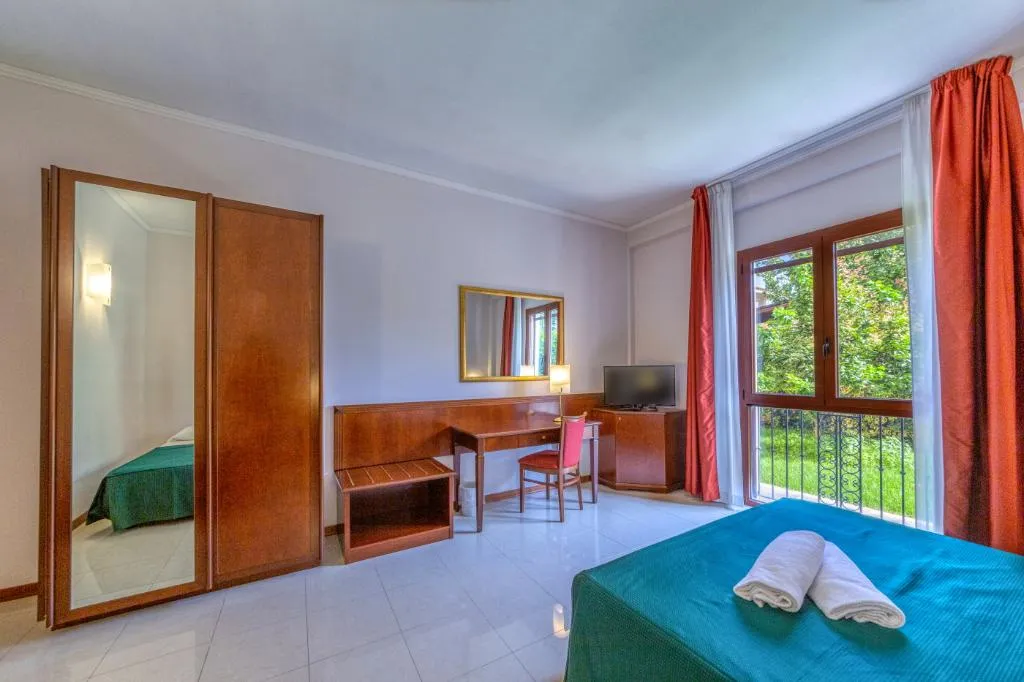 QUADRUPLE STANDARD Room, Le Torri Hotel, Cagliari
