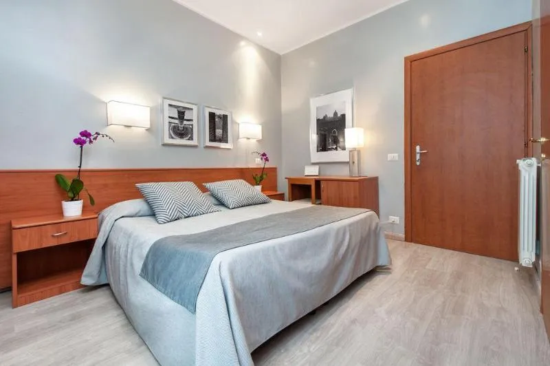 Room, Roi, Naples