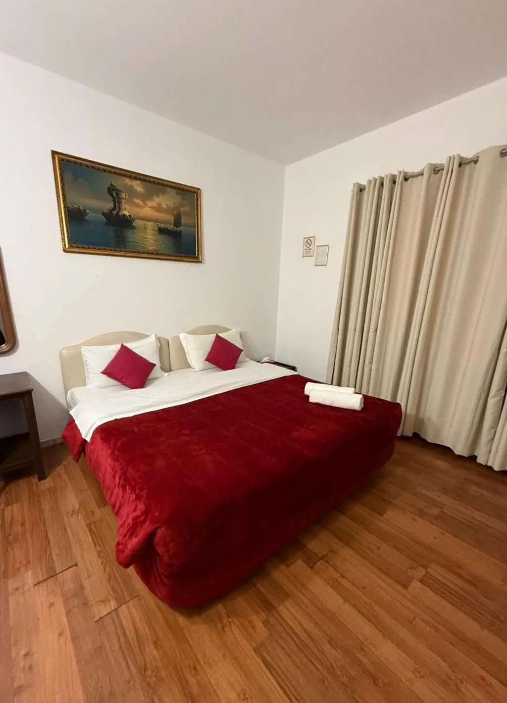Double or Twin DELUXE TWO BEDS Room, Two Ducks Hostel, Naples