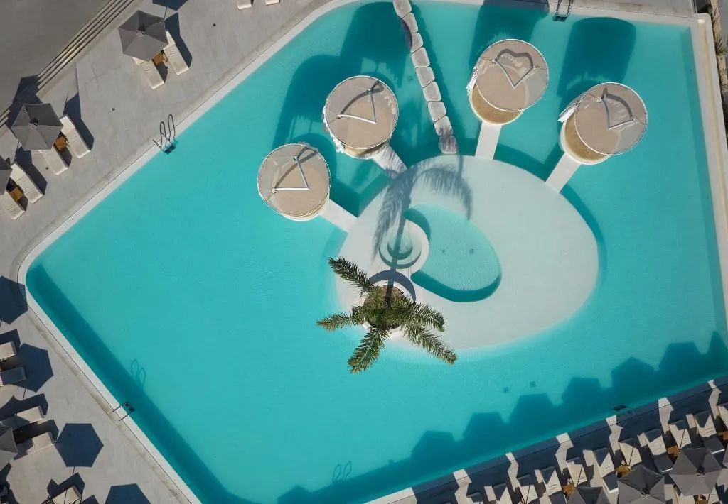 Sports and Entertainment, Enorme Santanna Island, Crete