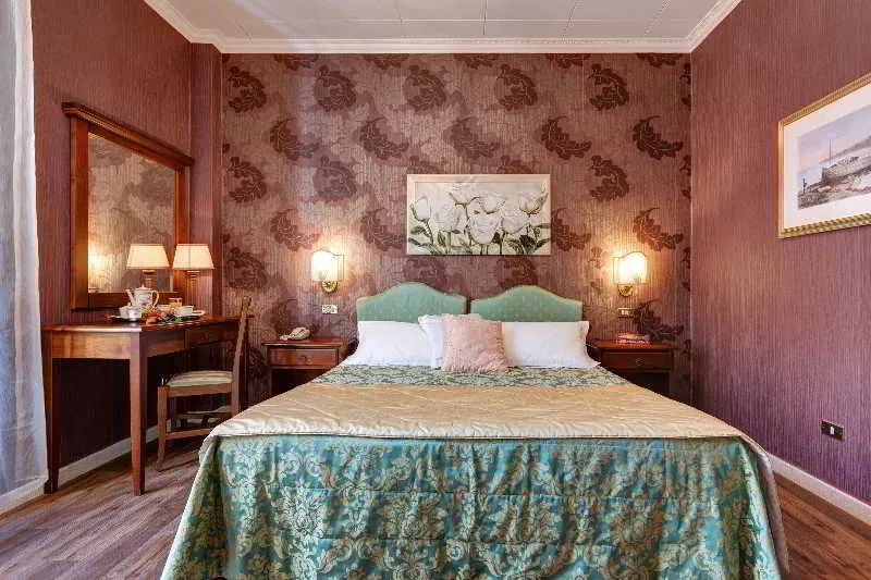 Room, Hotel Residenza In Farnese, Rome