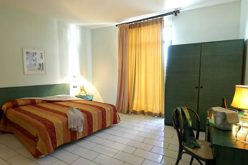 Room, Eden, Naples