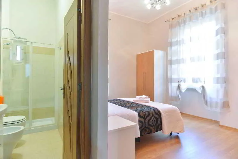 Room, B & T Rooms Trani, Naples