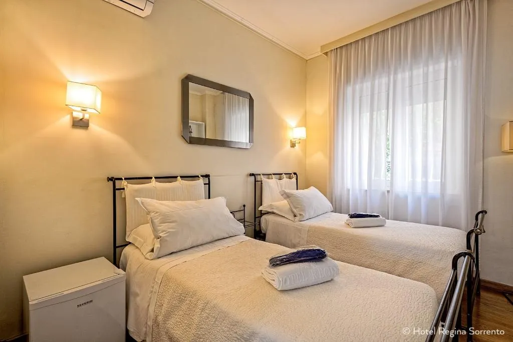 FAMILY ROOM STANDARD Room, Hotel Regina Sorrento, Naples