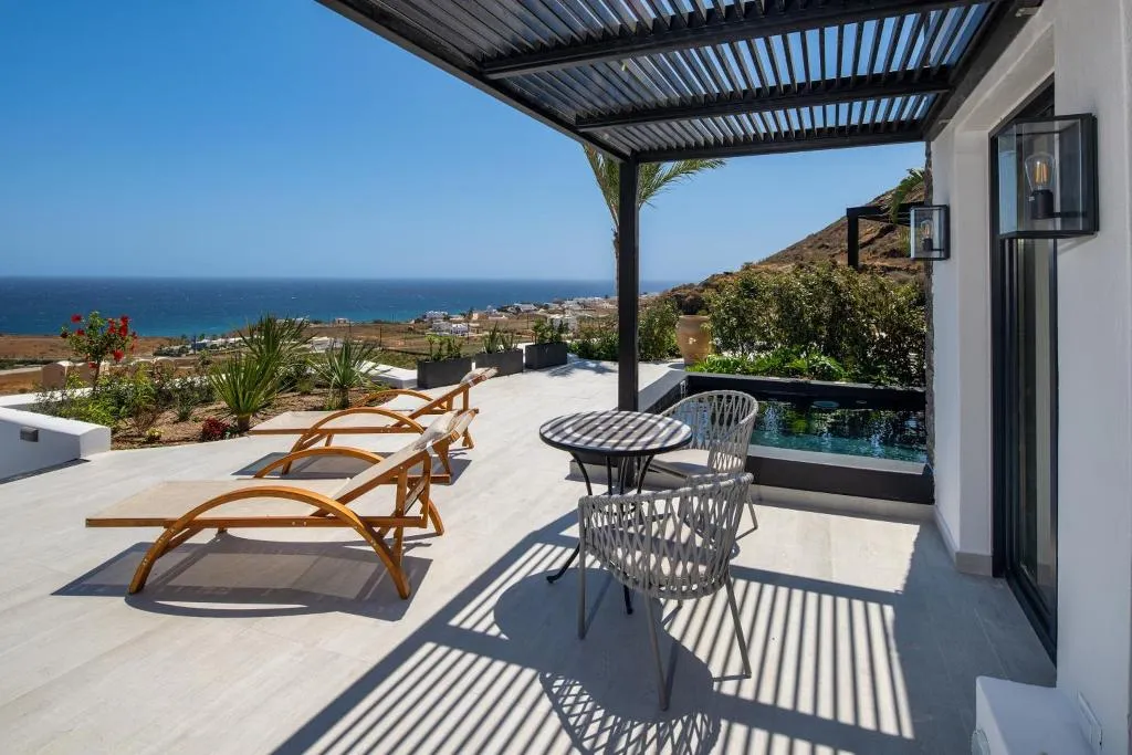 SUITE SUPERIOR WITH PRIVATE POOL Room, Palm Island Suites, Santorini