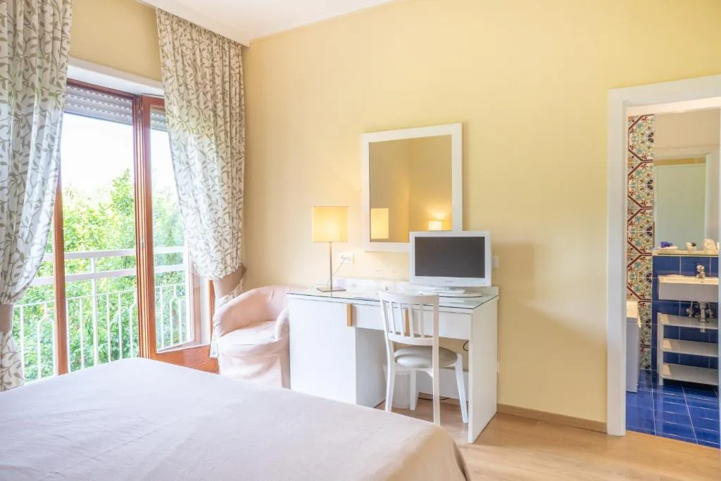 DOUBLE GARDEN VIEW Room, Hotel Regina Sorrento, Naples