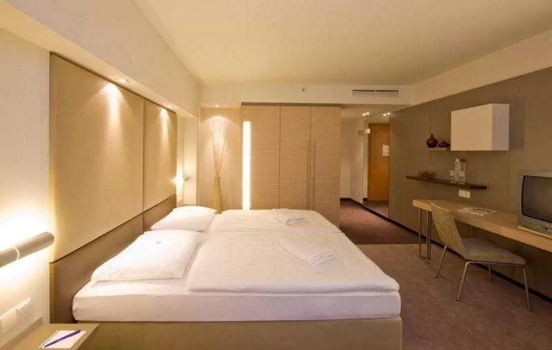 DOUBLE STANDARD Room, Estrel Hotel Berlin, Berlin