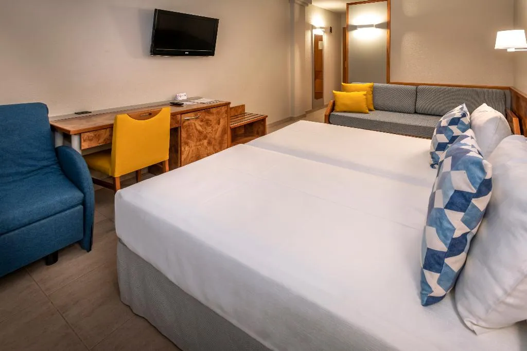 QUADRUPLE STANDARD Room, Ponient Dorada Palace by PortAventura World, Costa Dorada
