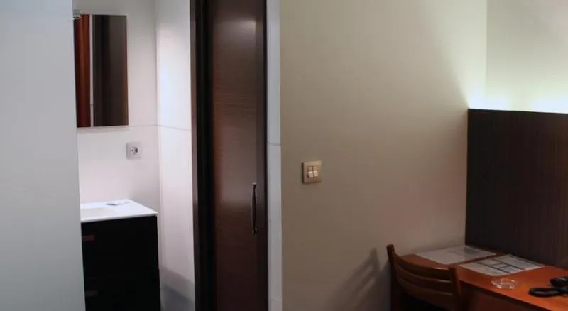 Room, De Francia Y Paris, Costa De La Luz