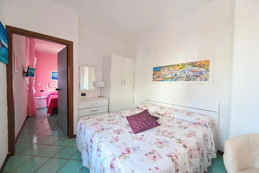 FAMILY ROOM TWO BEDROOMS ONE BATHROOM Room, Hotel Annabelle, Naples