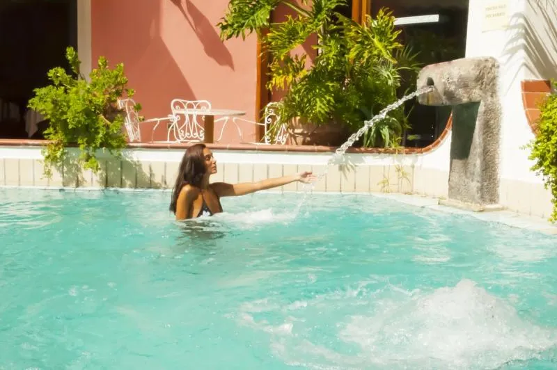 Pool, Zi Carmela, Naples