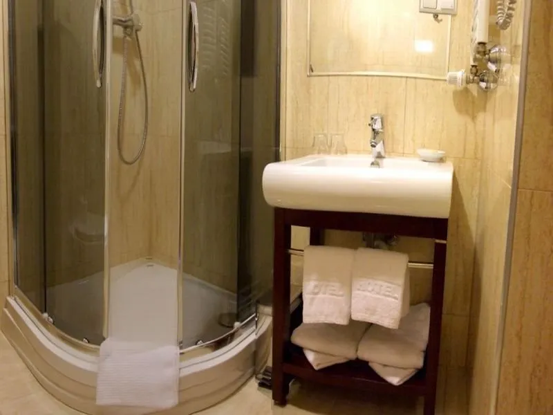 Room, Columbus, Krakow