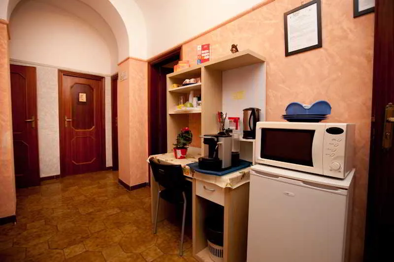 Bar, B & T Rooms Trani, Naples