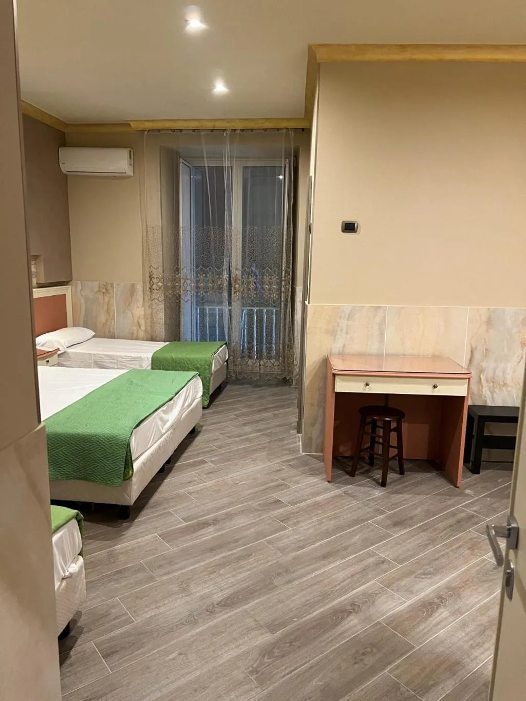 QUADRUPLE STANDARD Room, Iris, Naples