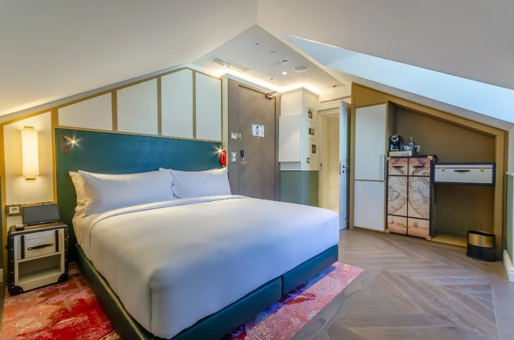 DOUBLE Accessible KING SIZE BED Room, The Emerald House Lisbon, Curio Collection by Hilt, Lisbon