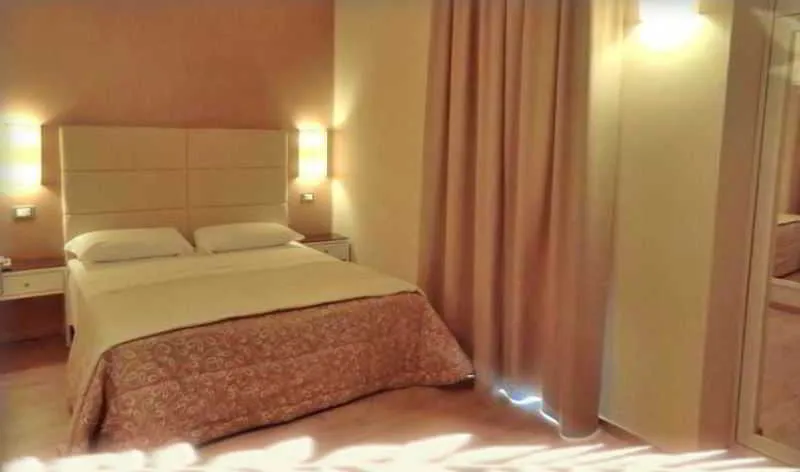 Room, Regit, Venice