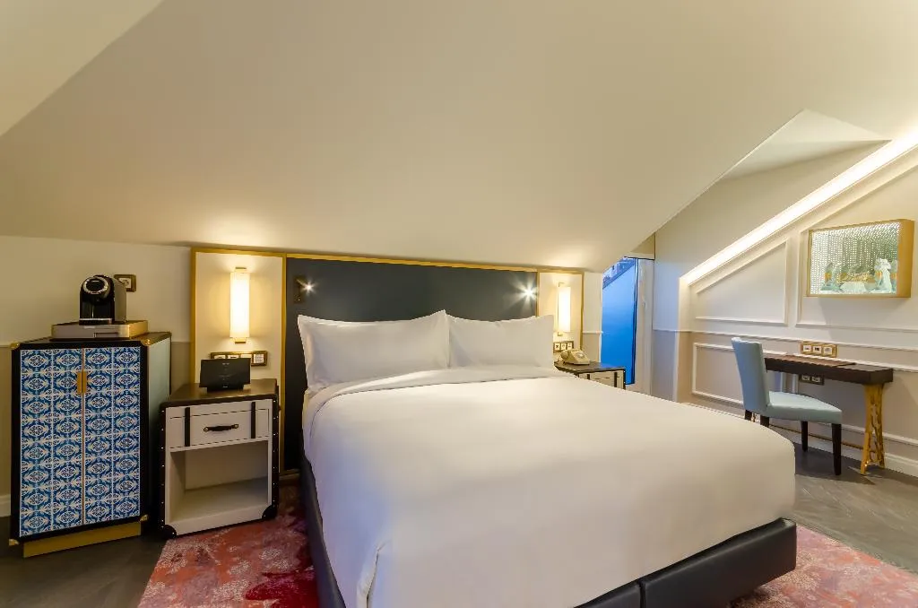 DOUBLE PREMIUM Room, The Emerald House Lisbon, Curio Collection by Hilt, Lisbon