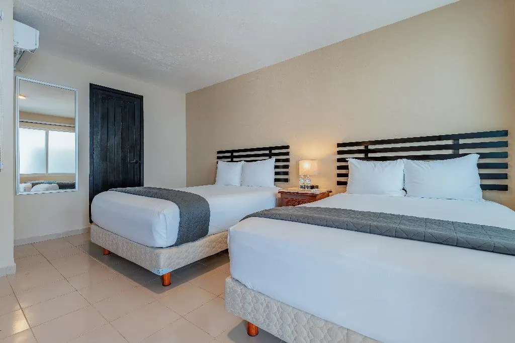 TWIN WITH DOUBLE BED Room, Hotel Brisas 5a Av., Playa Del Carmen
