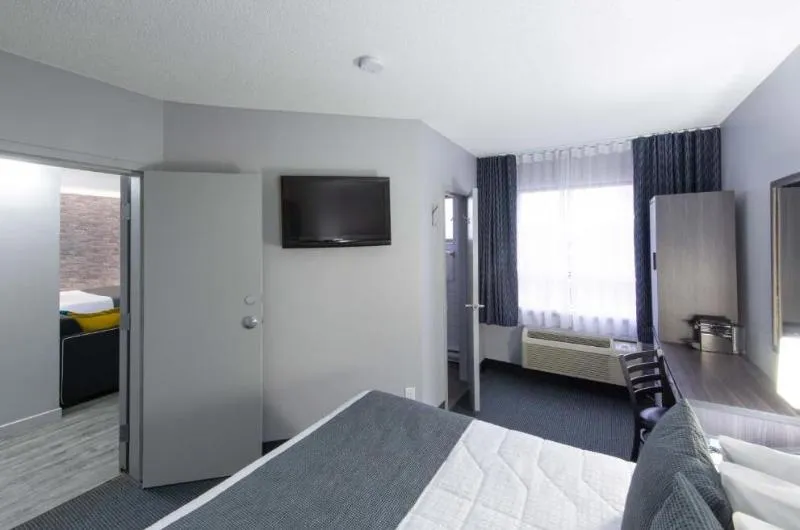 DOUBLE STANDARD Room, Travelodge by Wyndham Montreal Centre, Montreal, Quebec