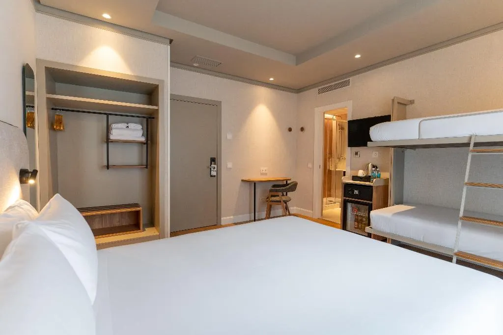 QUADRUPLE STANDARD Room, Petit Palace Preciados, Madrid