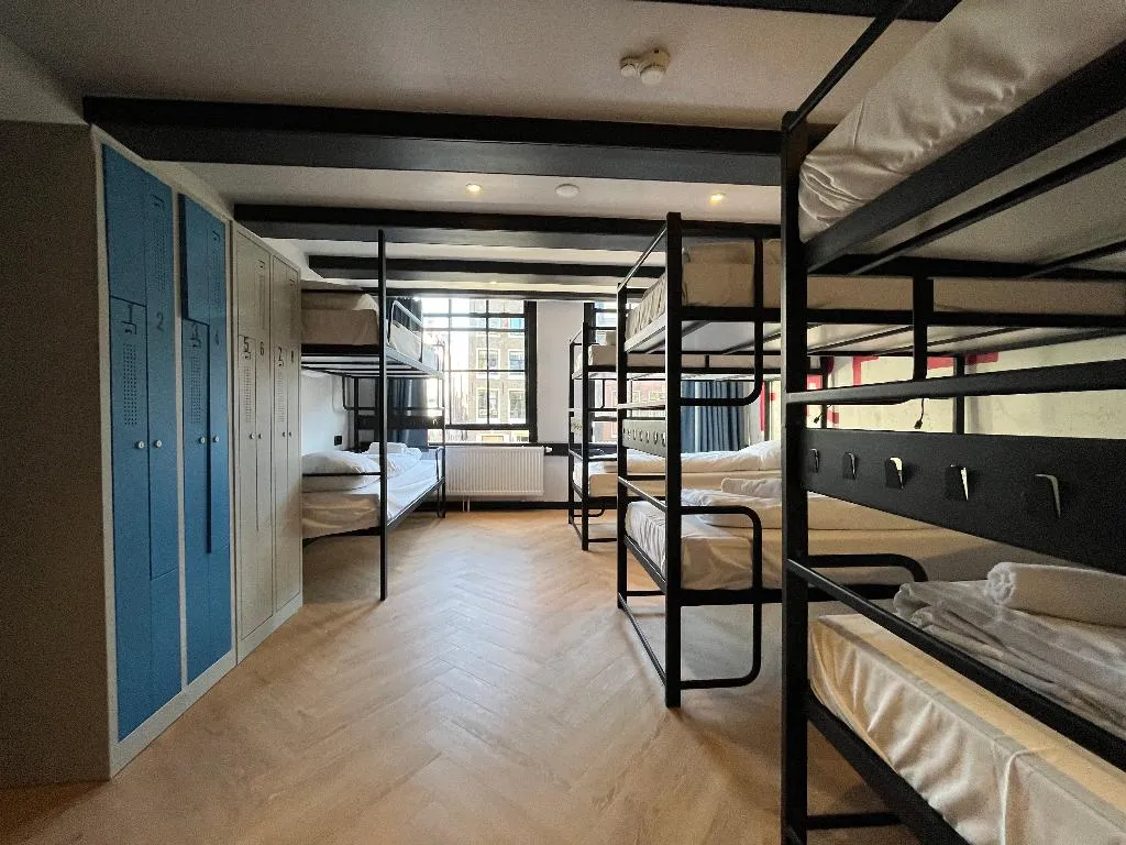 Room CAPACITY 8 Room, Heart Of Amsterdam, Amsterdam