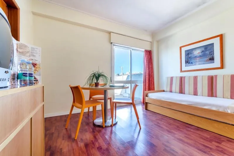 FAMILY ROOM CAPACITY 4 Room, Jardim da Amadora, Lisbon