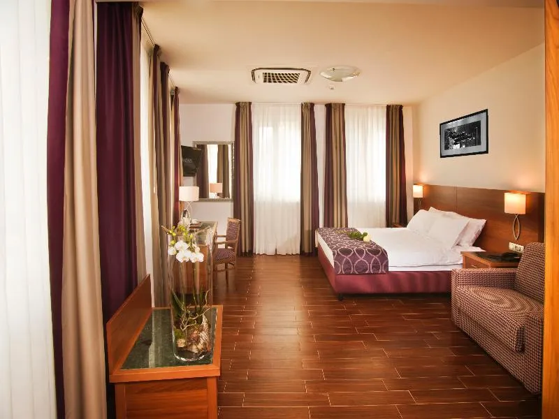 Room, Galileo, Prague