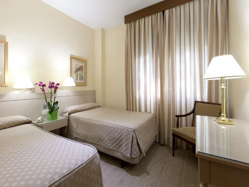 SUITE CAPACITY 4 Room, Espahotel Plaza Basilica, Madrid