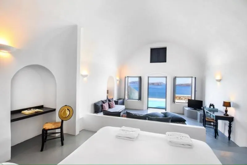 SUITE WITH PRIVATE POOL Room, Grand Ambassador Santorini, Santorini