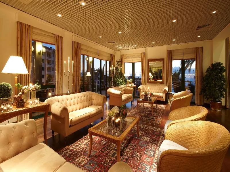 Lobby, Escola, Madeira