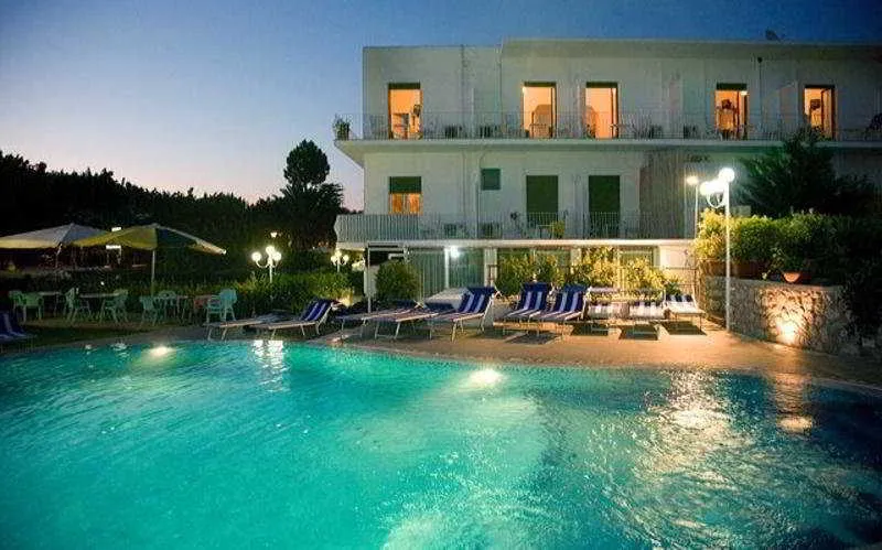 Pool, Carmencita, Naples