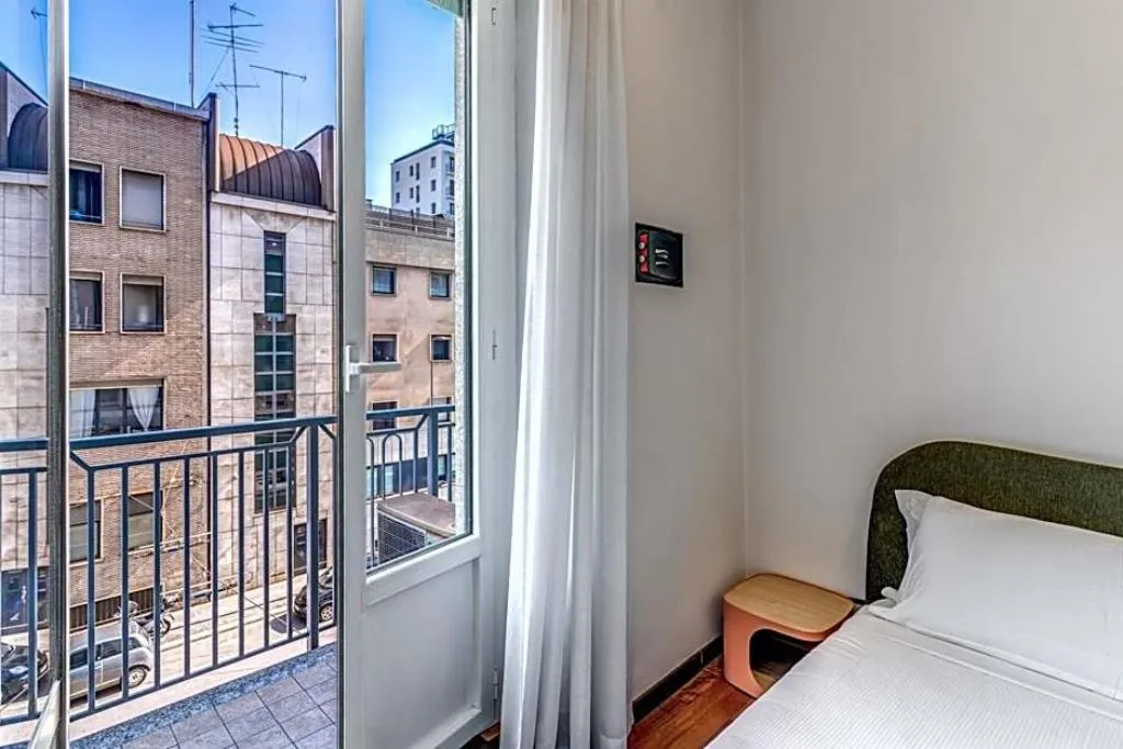 APARTMENT CAPACITY 2 ONE BEDROOM Room, 43 Station Hotel, Milan