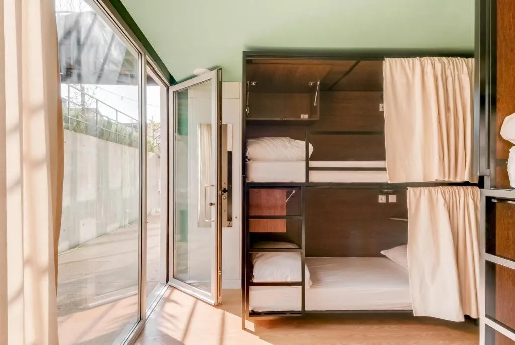 Room CAPACITY 6 Room, Selina Porto, Porto