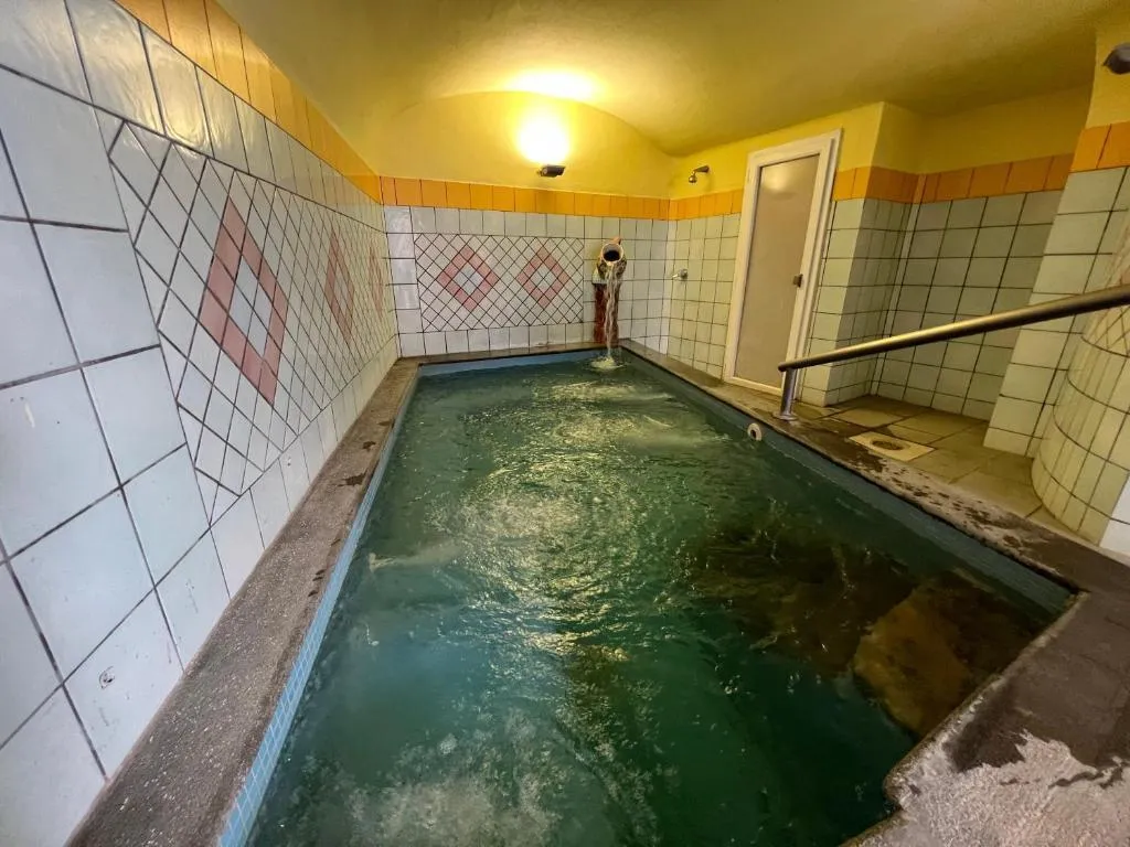 Pool, Carlo Magno, Naples