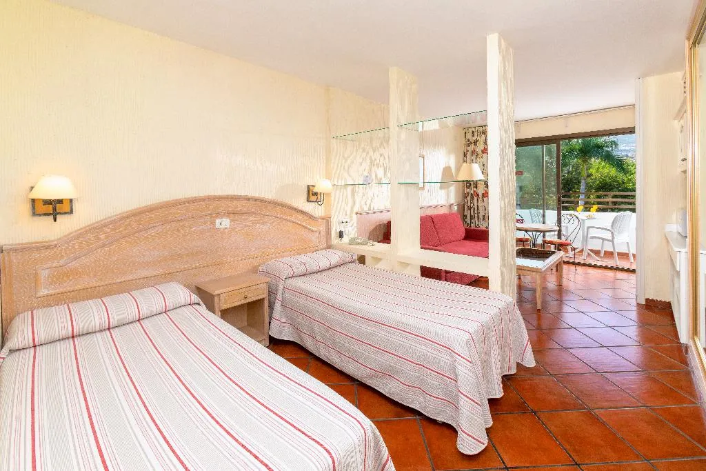 Room, Masaru, Tenerife