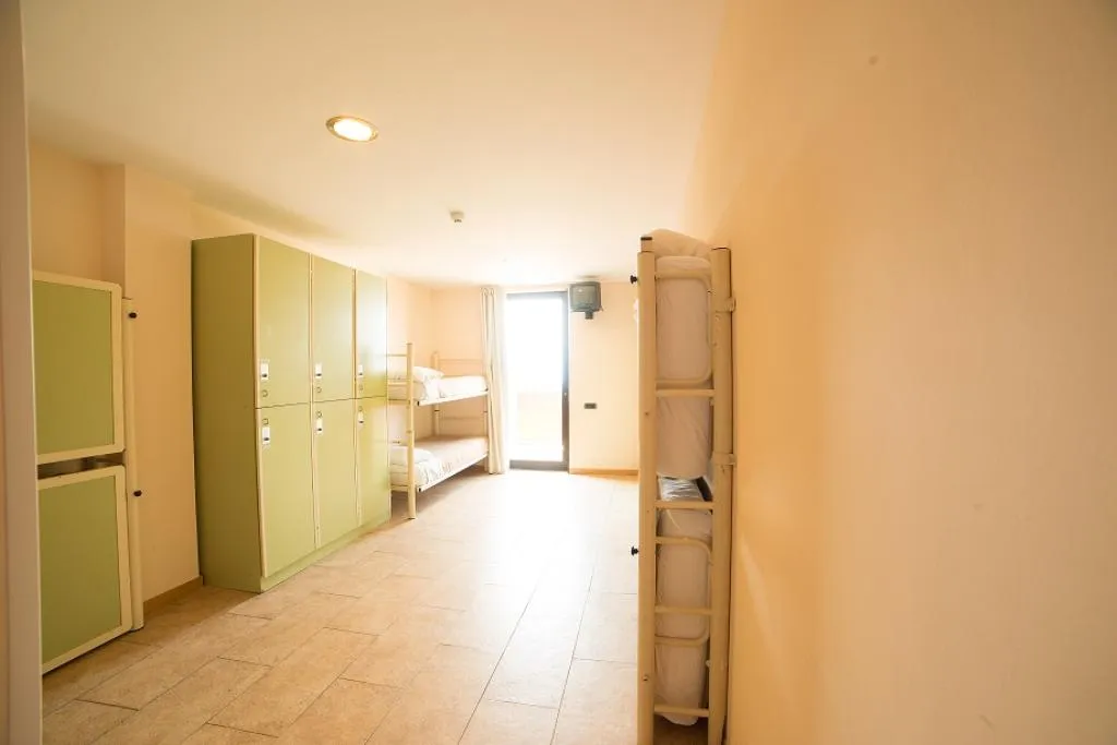 FAMILY ROOM CAPACITY 6 Room, Abrigall Hostel Masella, Costa Brava