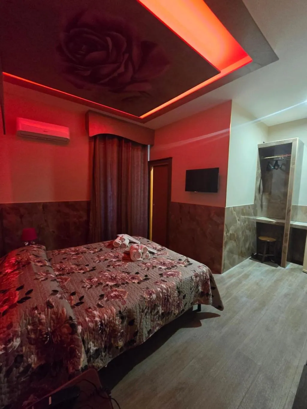 DOUBLE SUPERIOR KING BED Room, Iris, Naples