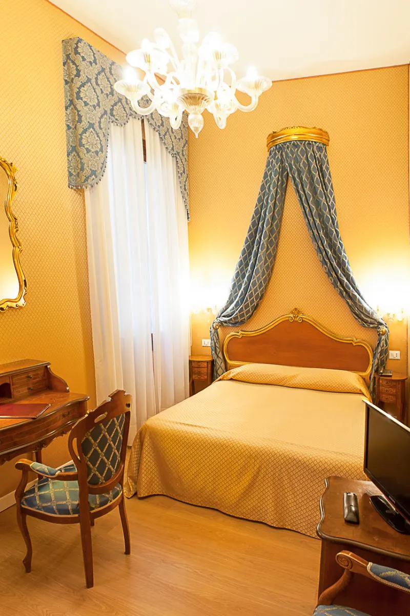 QUADRUPLE STANDARD Room, Hotel Locanda Canal, Venice