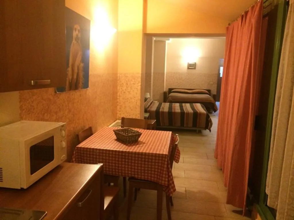 STUDIO CAPACITY 5 Room, Gemini City Centre Studios, Florence