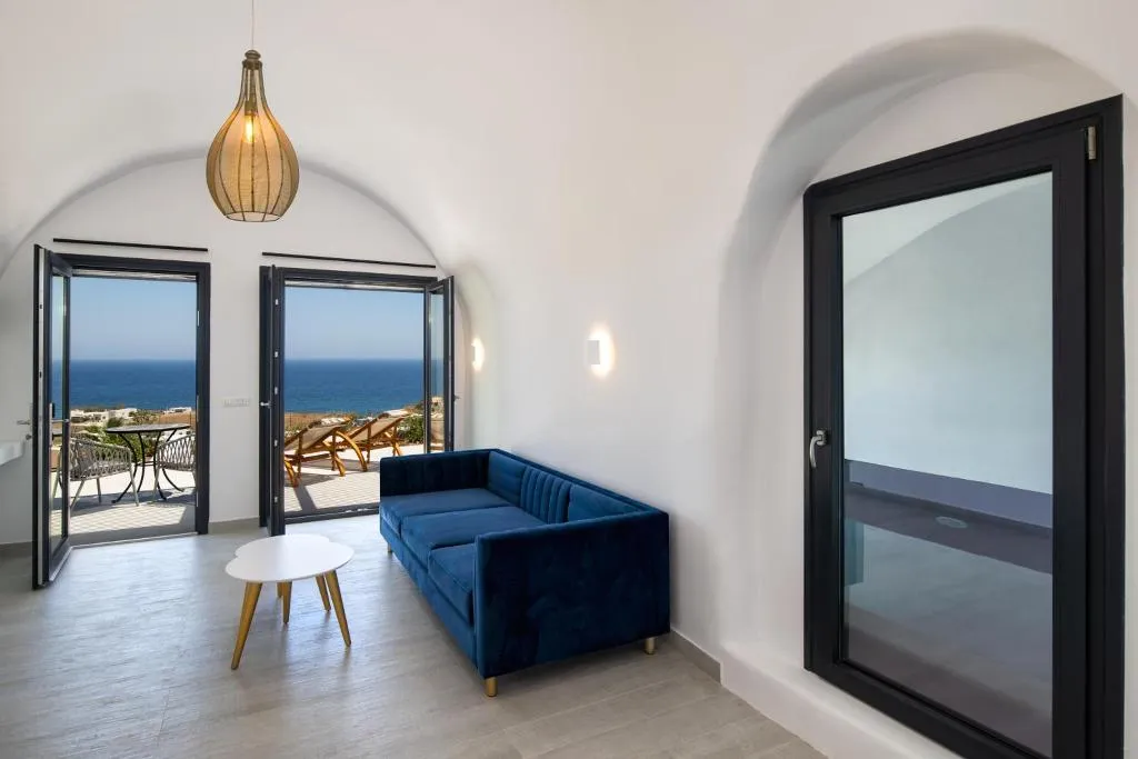 SUITE SUPERIOR WITH PRIVATE POOL Room, Palm Island Suites, Santorini