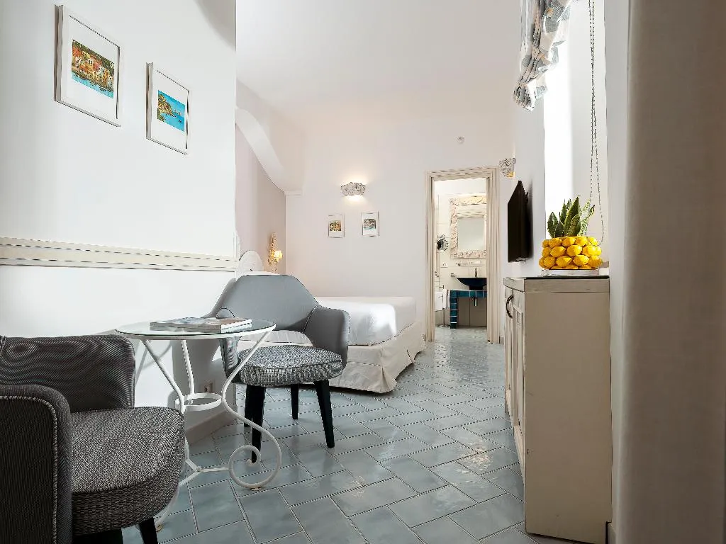 DOUBLE SUPERIOR WITH TERRACE Room, Casa Mariantonia, Naples