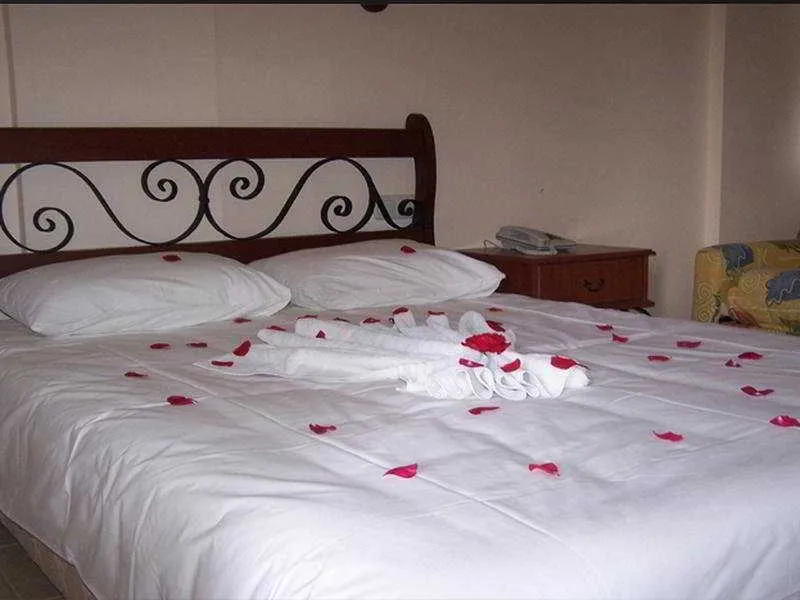 Room, Destan, Dalaman